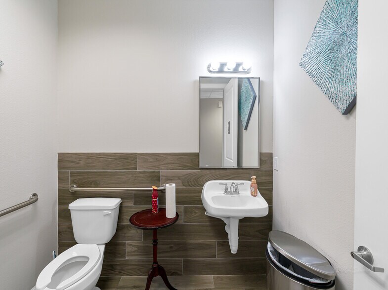 More Photos Of 633 E Fernhurst Dr, Katy Medical For Sale