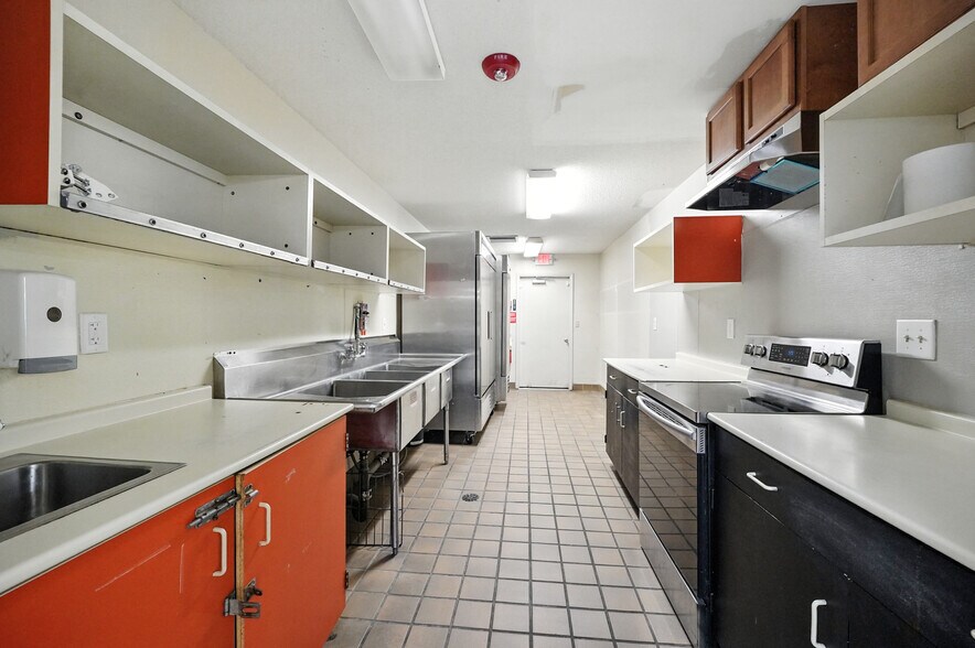More Photos Of 4310 Barkoskie Rd, Jacksonville Daycare Center For Sale