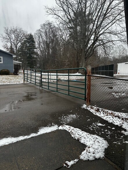 More Photos Of 1950 East Pike, Zanesville Showroom For Lease