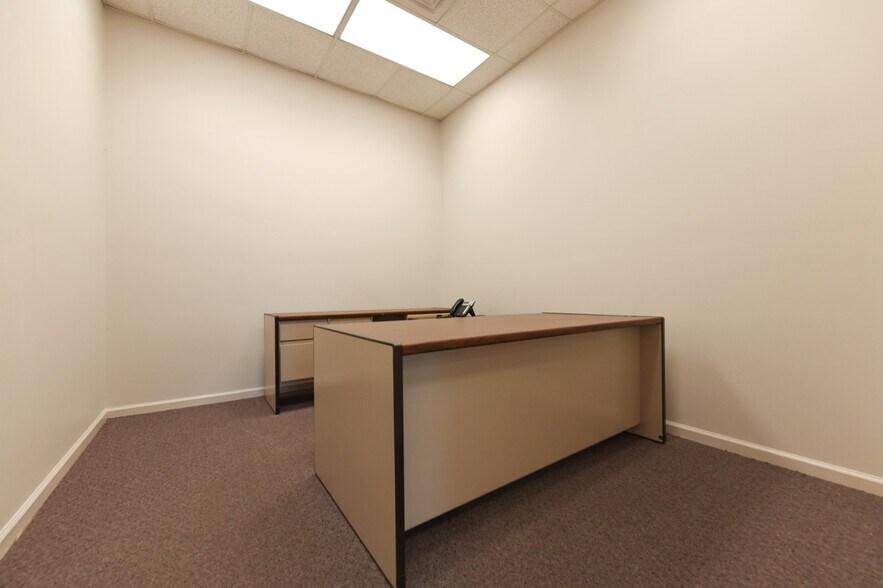 More Photos Of 409 Chicago Dr, Fayetteville Flex For Lease