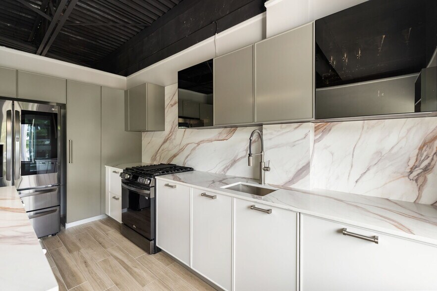 More Photos Of 800 Harbour Dr, Naples Office For Lease