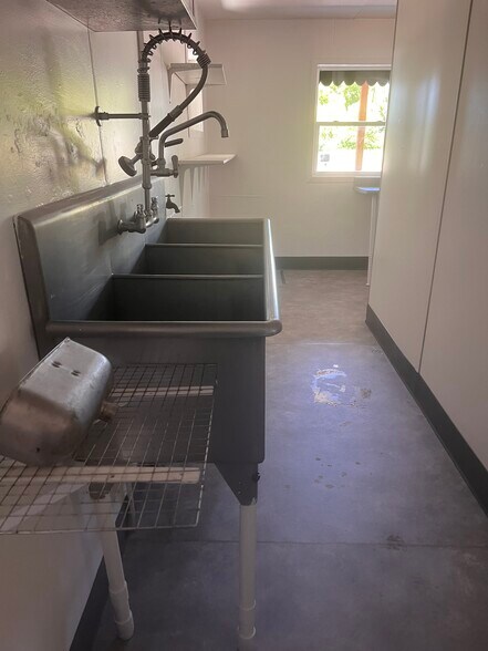 More Photos Of 930 S F St, Lakeview Restaurant For Sale