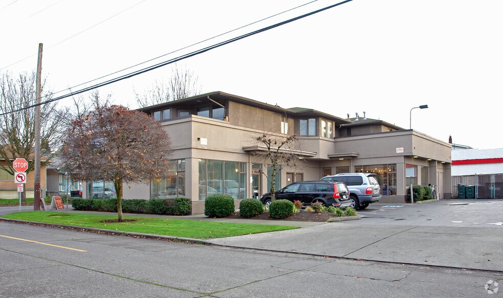 More Photos Of 5339 Roosevelt Way NE, Seattle Office Residential For Lease
