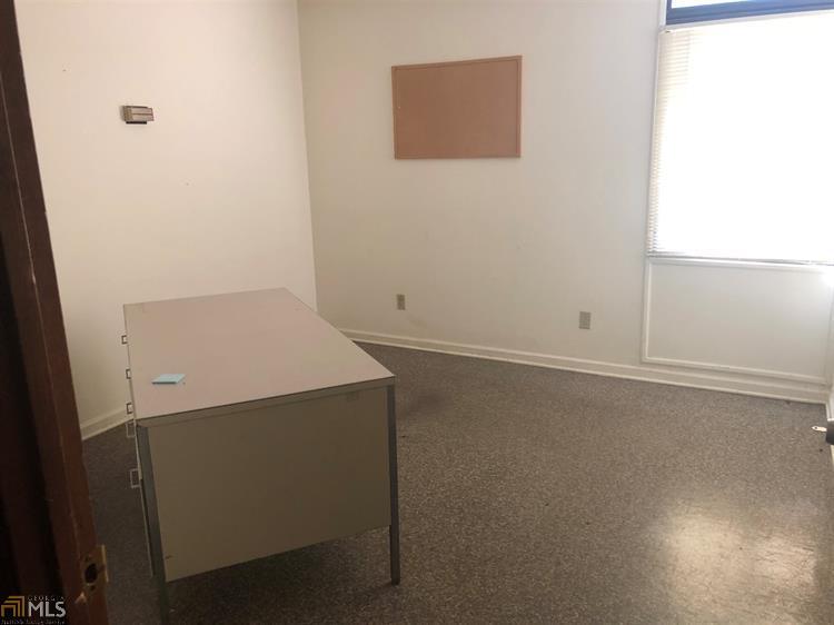 More Photos Of 1321 US Hwy 41 N, Calhoun Office For Lease
