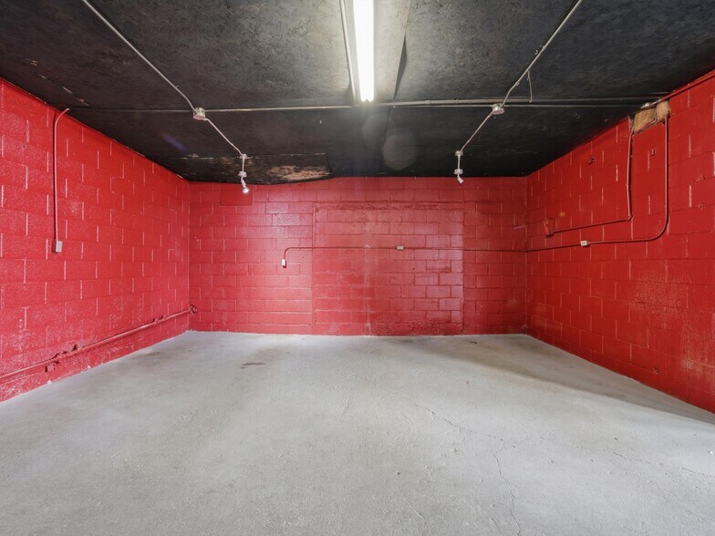 More Photos Of 828 W 14 Mile Rd, Clawson Warehouse For Lease