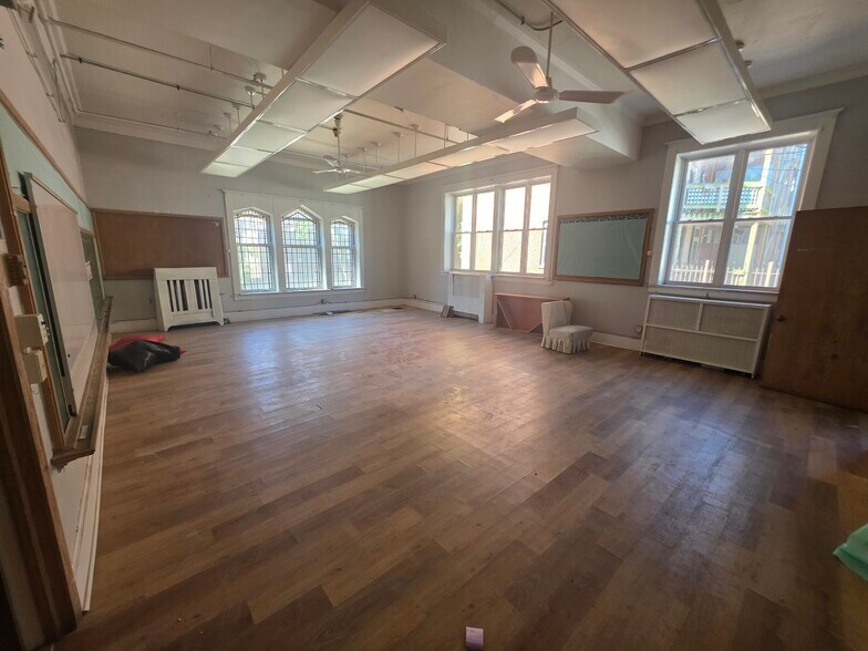 More Photos Of 1244 W Thorndale Ave, Chicago Specialty For Sale
