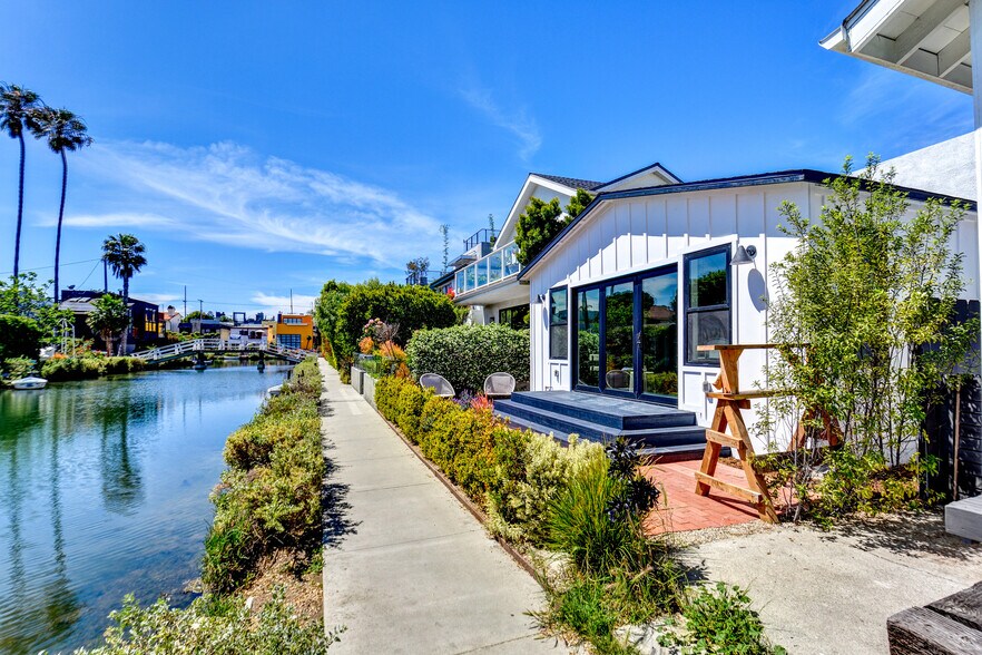 Primary Photo Of 223 Howland Canal, Venice Multifamily For Sale