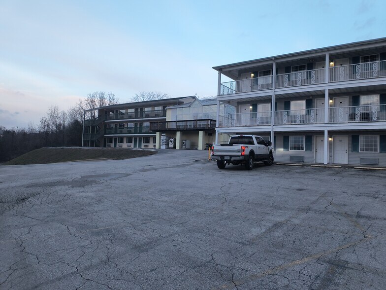 More Photos Of 3500 Green Mountain Dr, Branson Hotel For Sale