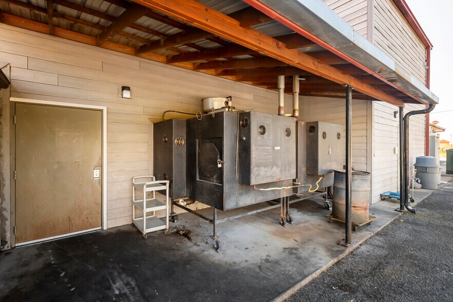 More Photos Of 2700 17th St, Marion General Retail For Sale