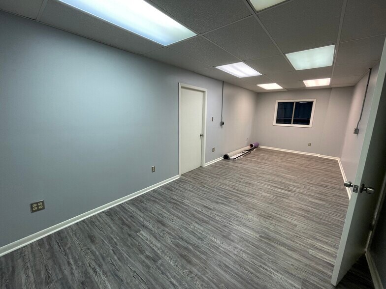 More Photos Of 1325 S Houston Ave, Humble Warehouse For Lease