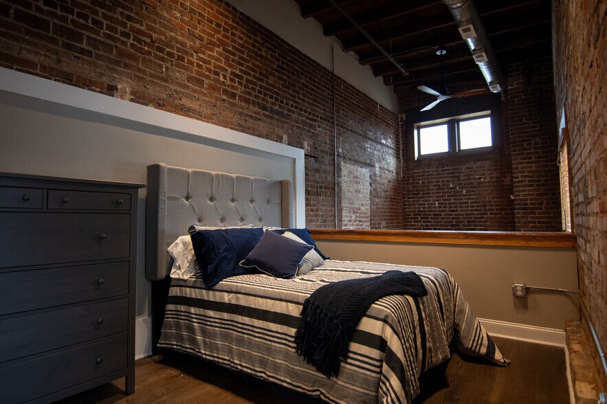 More Photos Of 138 W Mountain St, Kings Mountain Storefront Retail Residential For Sale