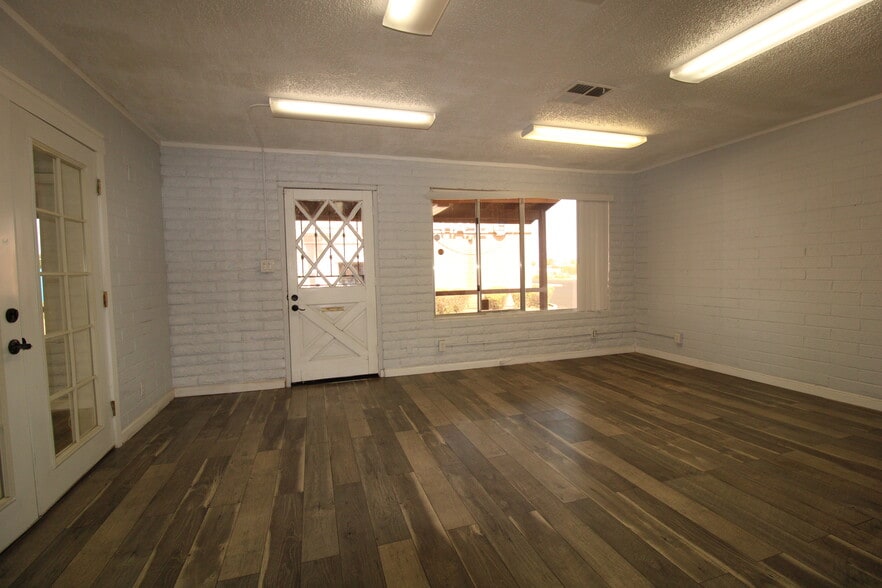 More Photos Of 1000 W Apache Trl, Apache Junction Freestanding For Sale