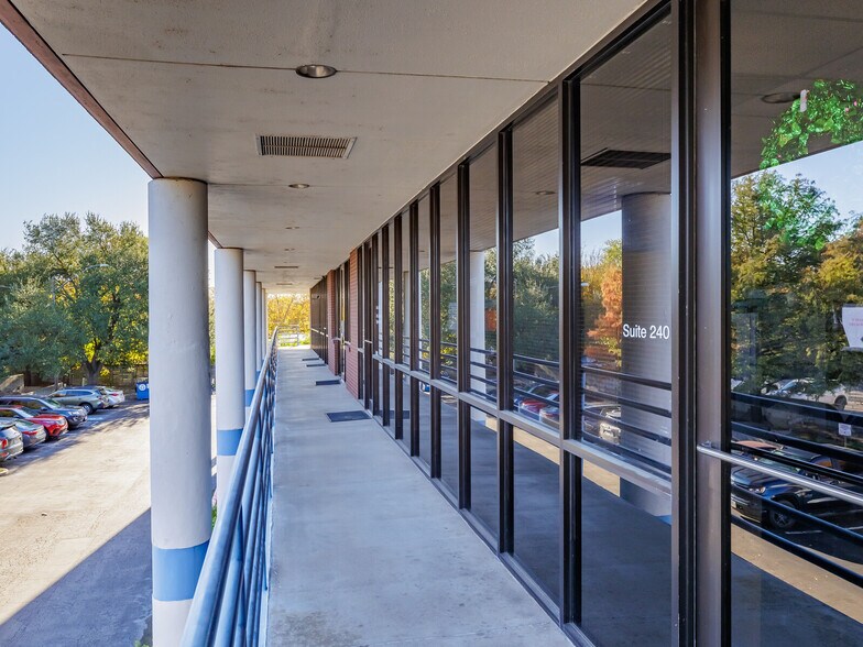 More Photos Of 2579 Western Trails Blvd, Austin Medical For Lease