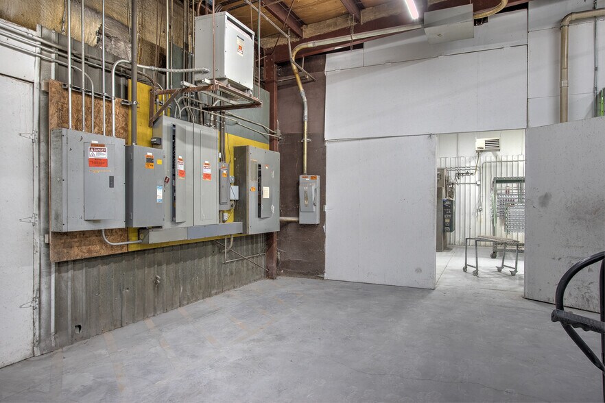 More Photos Of 106 Dunn Ave N, Hinckley Industrial For Lease