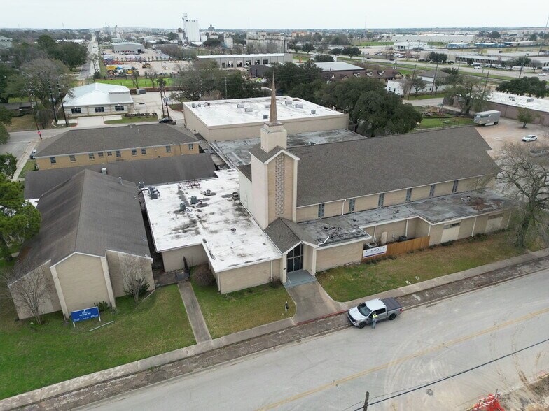 More Photos Of 906 Avenue A, Katy Schools For Sale