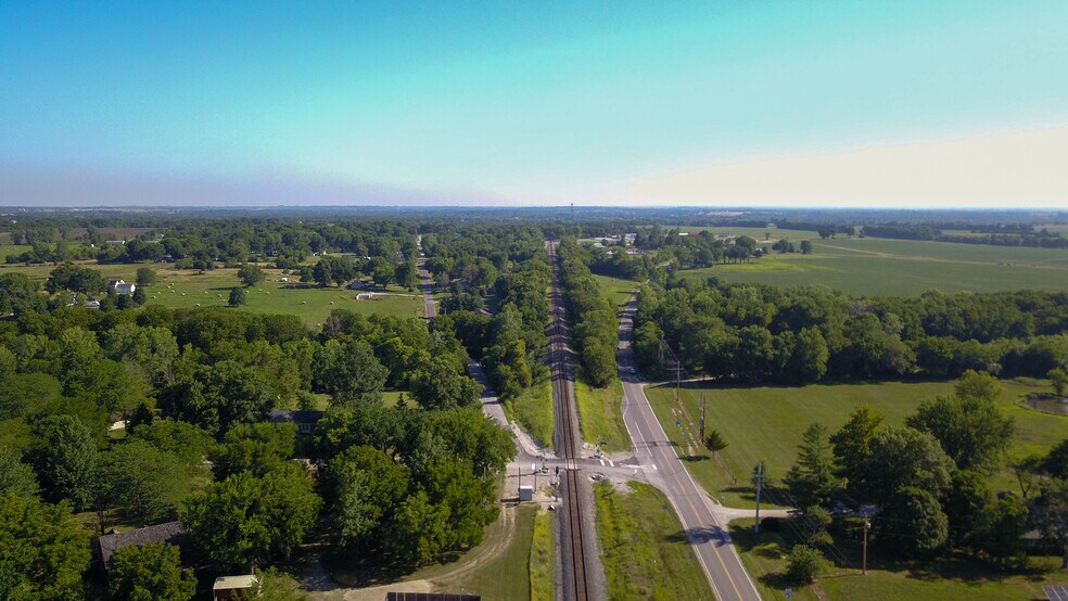 More Photos Of 25300 S State Route D, Cleveland Auto Repair For Lease