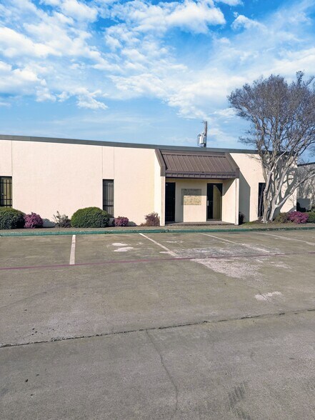 More Photos Of 10990 Switzer Ave, Dallas Flex For Sale