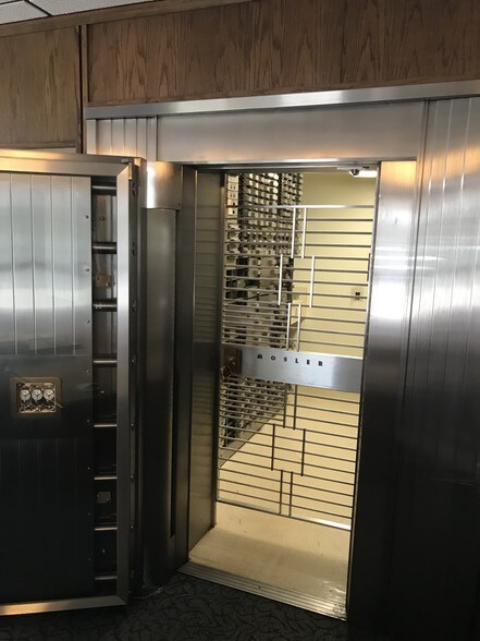 More Photos Of 10321 Blue Ridge Blvd, Kansas City Bank For Lease