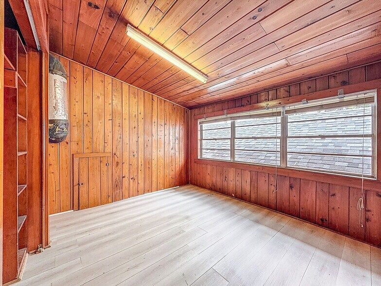 More Photos Of 301 N US Highway 41, Ruskin Office Residential For Lease