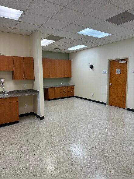 More Photos Of 441-463 S Landmark Ave, Bloomington Medical For Lease
