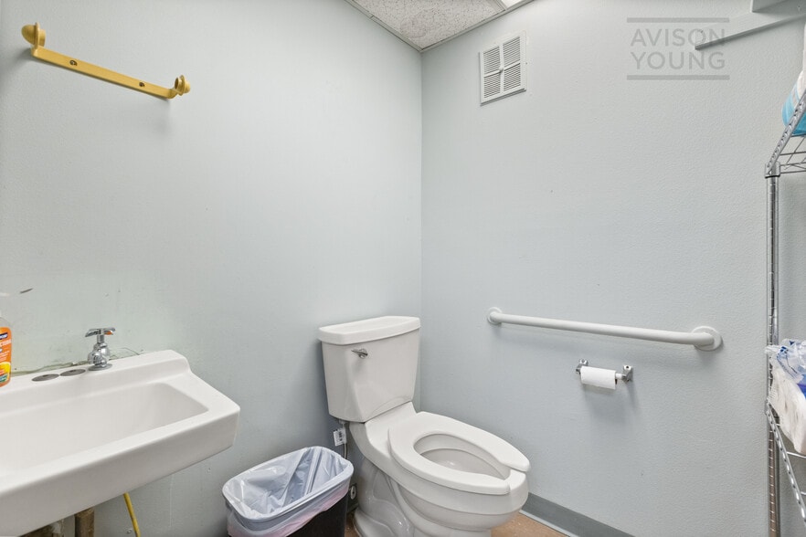 More Photos Of 175 Semoran Commerce Pl, Apopka Light Distribution For Sale