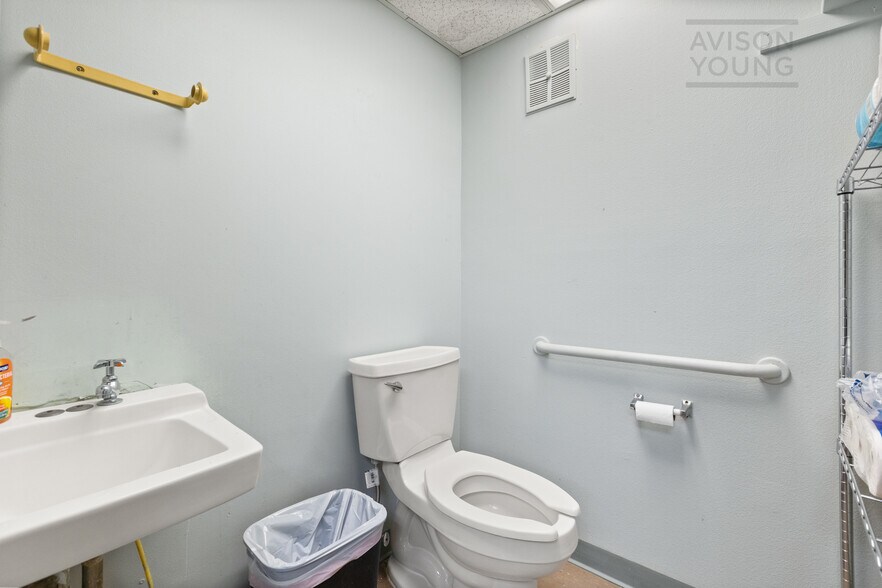 More Photos Of 175 Semoran Commerce Pl, Apopka Light Distribution For Sale