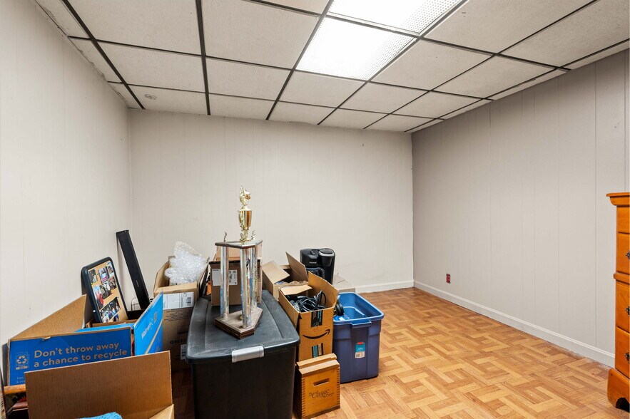 More Photos Of 25 Beacon St, Amesbury Showroom For Sale