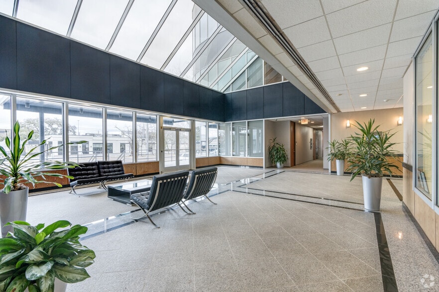 More Photos Of 8955 Katy Fwy, Houston Office For Lease