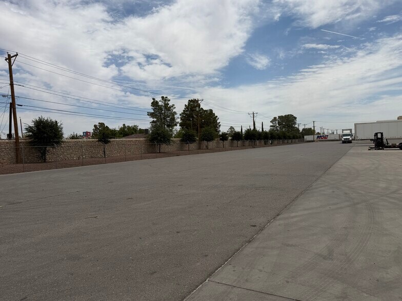More Photos Of 445 Pan American Dr, El Paso Warehouse For Lease