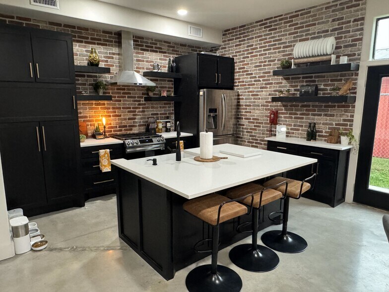 More Photos Of 112 N Avenue A, Humble Light Distribution For Sale