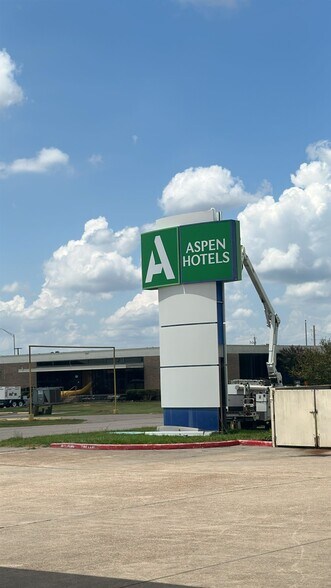 More Photos Of 908 W G St, La Porte Hotel For Sale