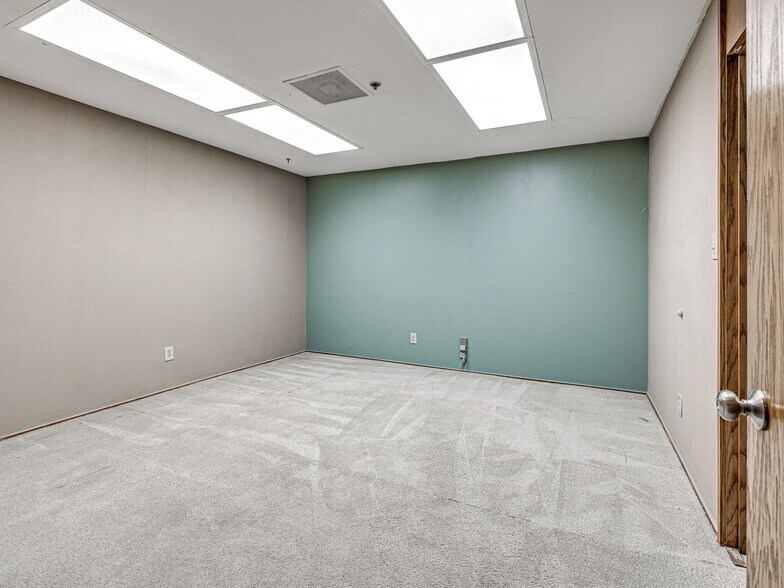 More Photos Of 6009 NW Expressway St, Oklahoma City Specialty For Sale