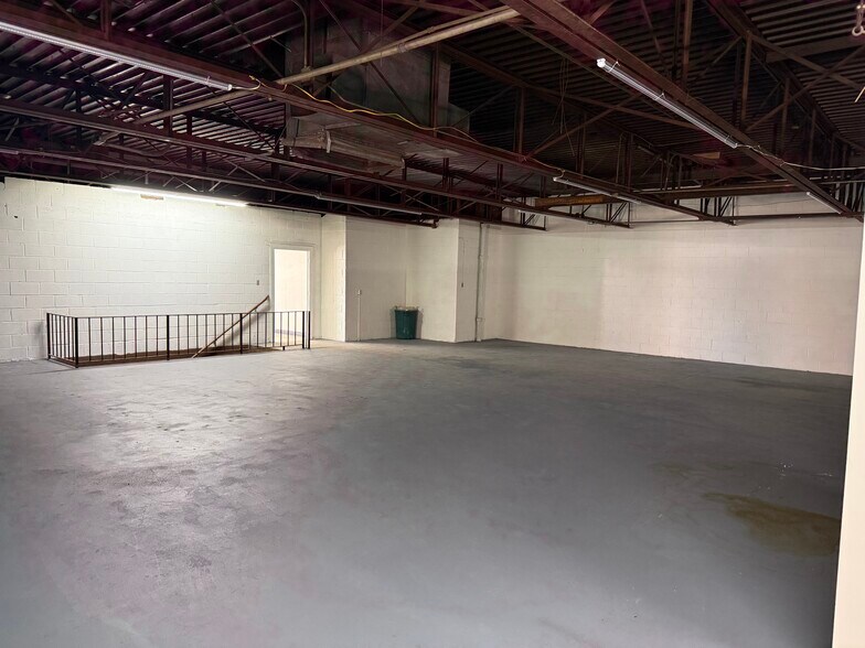 More Photos Of 121 N Lafayette Ave, Marshall Flex For Sale