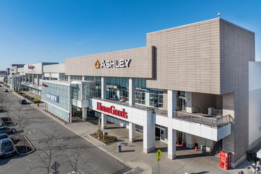 Primary Photo Of 750 W Sunrise Hwy, Valley Stream General Retail For Lease