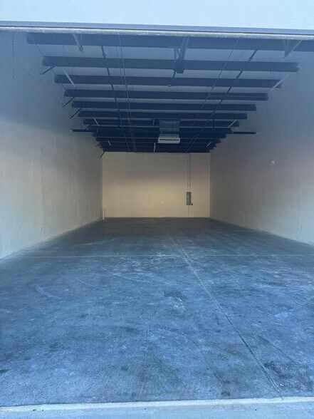 More Photos Of 16261 Pine Ridge Rd, Fort Myers Warehouse For Lease