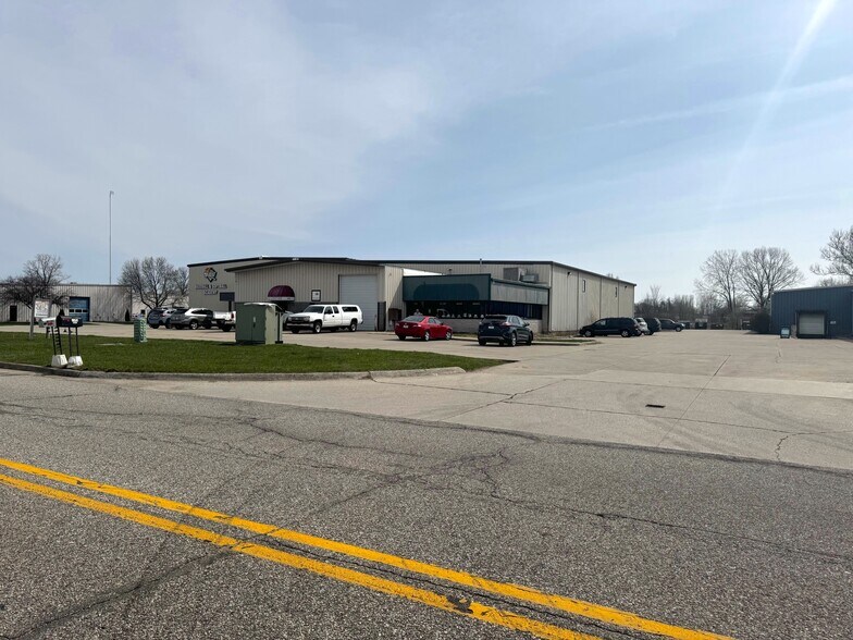 More Photos Of 4411 Wyland Dr, Elkhart Warehouse For Lease