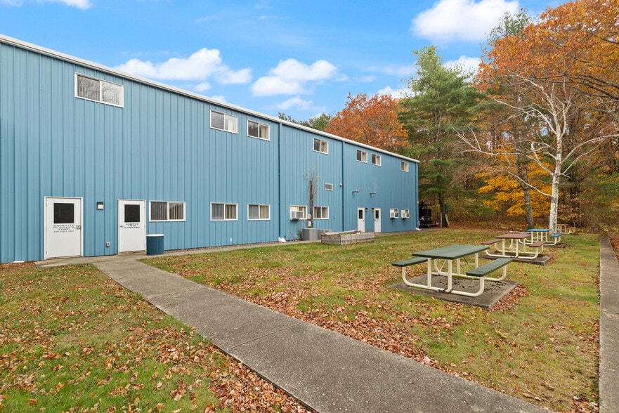 More Photos Of 10 Fernwood Lake Ave, Gloucester Warehouse For Lease