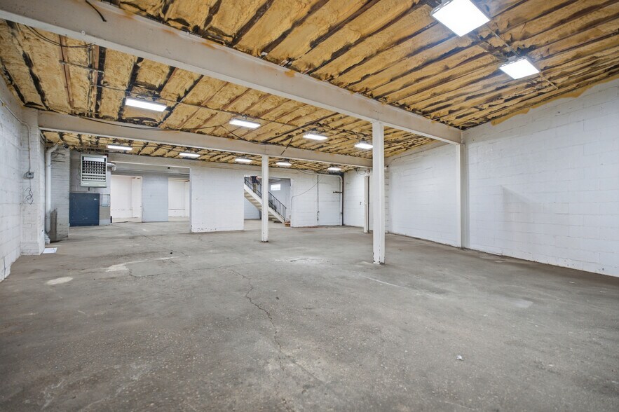 More Photos Of 20 Denton Ave, Garden City Park Service For Lease