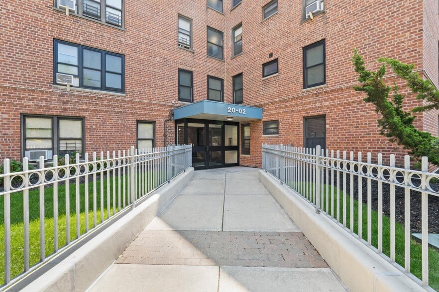 More Photos Of 2010 Seagirt Blvd, Far Rockaway Apartments For Lease