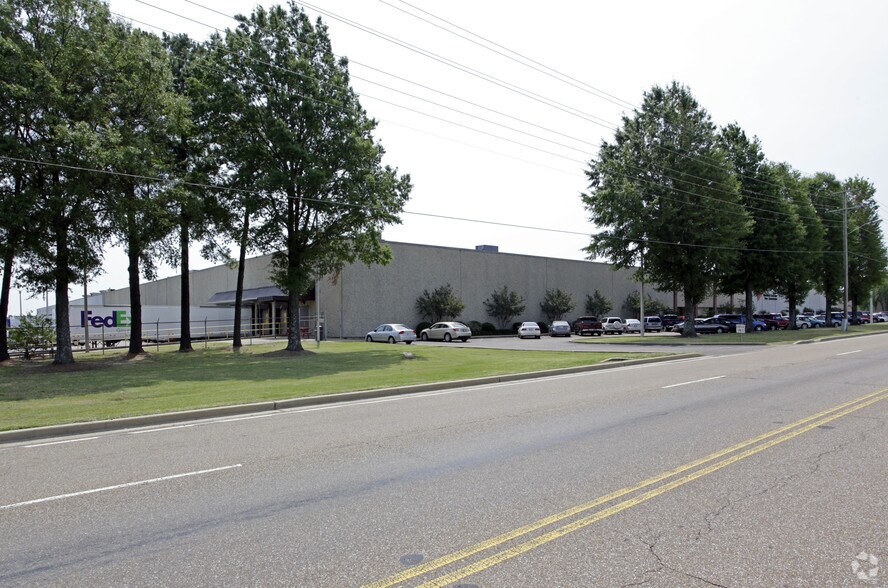 More Photos Of 8950 Hacks Cross Rd, Olive Branch Distribution For Lease