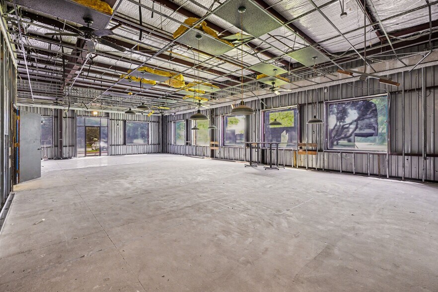 More Photos Of 470 This Way St, Lake Jackson General Retail For Lease