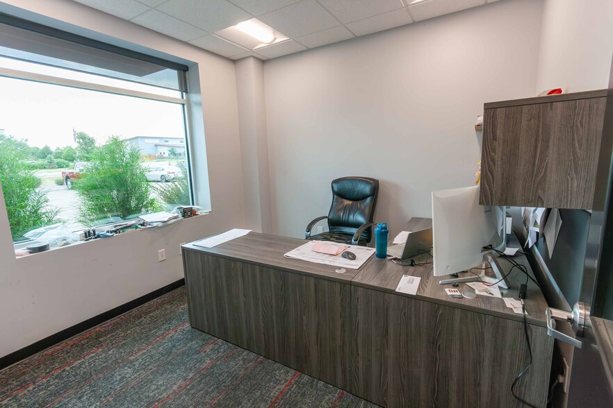 More Photos Of 7292 Greenridge Rd, Windsor Warehouse For Lease