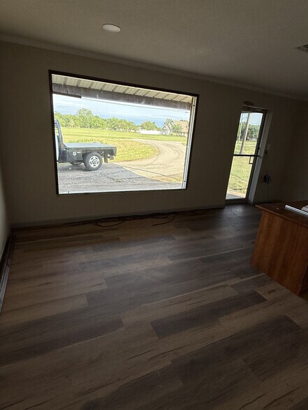 More Photos Of 3292 Speegleville Rd, Woodway Warehouse For Lease