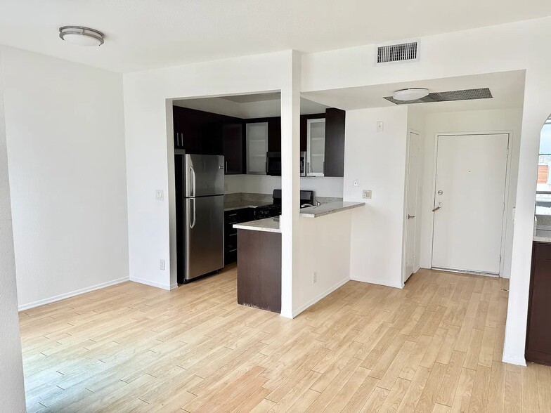 More Photos Of 884 Palm Ave, West Hollywood Apartments For Sale