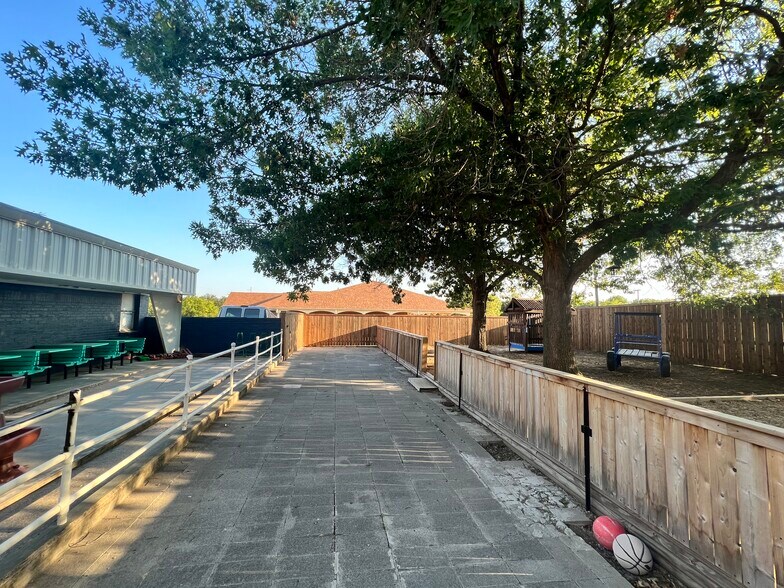 More Photos Of 662 S Edmonds Ln, Lewisville General Retail For Sale