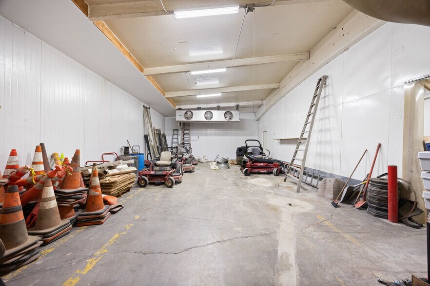 More Photos Of 81500 Industrial Pl, Indio Warehouse For Sale