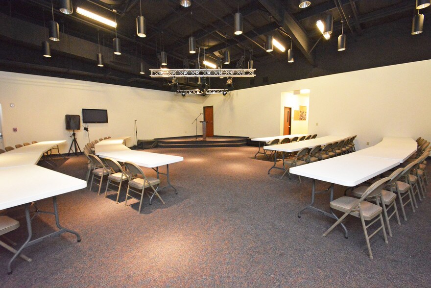 More Photos Of 8955 South Fwy, Houston Schools For Lease