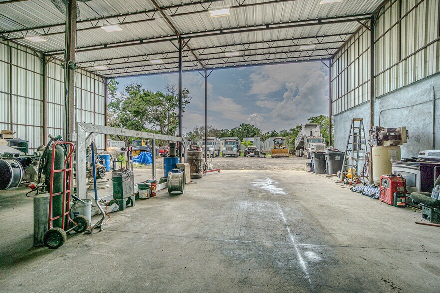 More Photos Of 6911 Gibsonton Dr, Gibsonton Warehouse For Lease