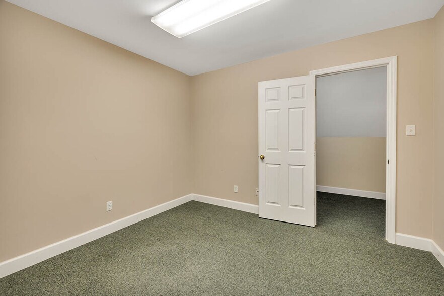 More Photos Of 124 Chapel Crossing Rd, Brunswick Office For Lease
