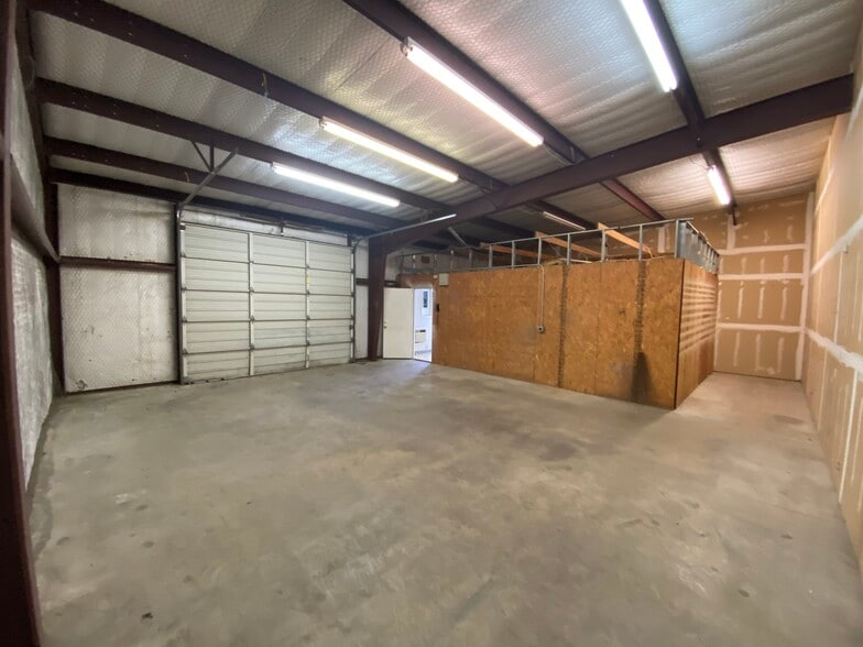 More Photos Of 629 National Dr, Rockwall Warehouse For Lease